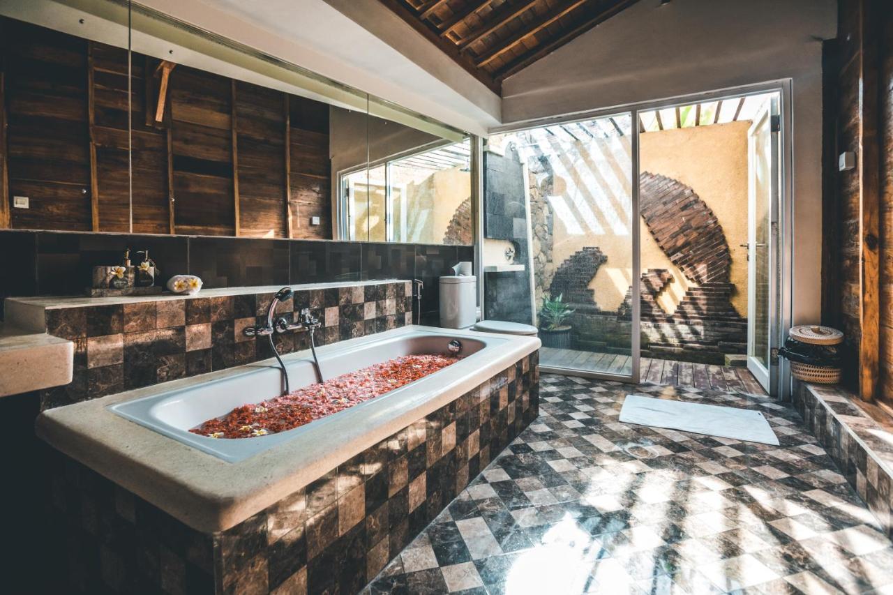 Ocho Bali Surf Camp Lejlighed Uluwatu Eksteriør billede